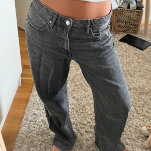 Jeans - Säljer gråa jeans från Gina, väldigt bra skick!🤗