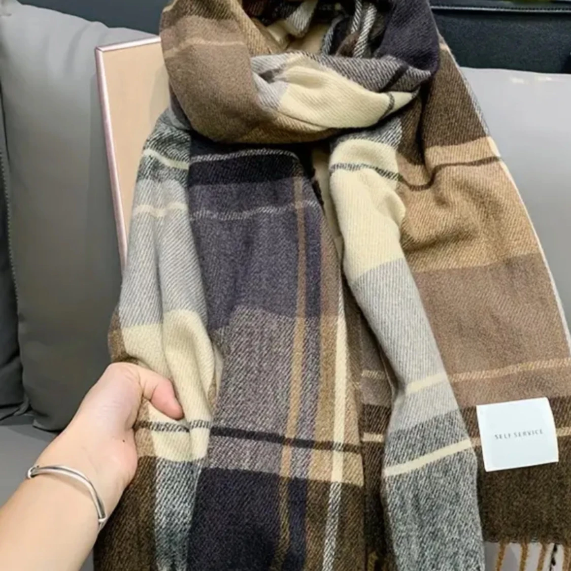 Rutig halsduk från Self Service - 90