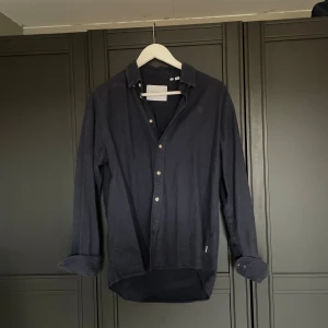 Les deux skjorta - Säljer nu denna snygga skjorta från les deux då den inte passar. Skjortan är i ett mycket bra skick. Nypris 1099 