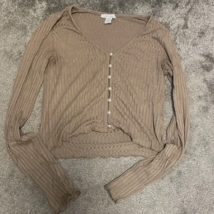  Säljer den här tröjan för att den inte kommit till användning☺️ - Storlek xs  Med knappar på