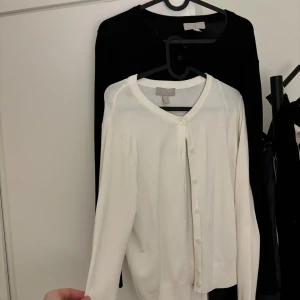 Cardigan  - 2 cardigan, vit och svart. Använd en gång bara 