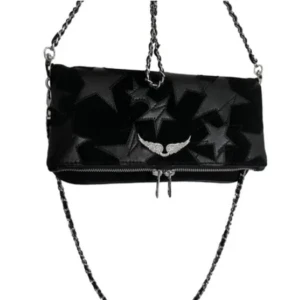 Svart Zadig väska med stjärnor ⭐️  - (INTE MIN BILD) Jag säljer min svarta Zadig väska som är i mocka med stjärnor och blixtrar på, helt ok skick, ser bra ut men är lite sönder i läder bandet💕💗möts gärna upp har svårt att skicka via plick💕