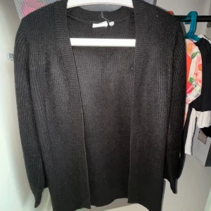 Kofta🖤 - En superfin kofta helt oanvänd som man kan ha över t.ex. t-shirt!