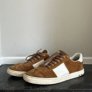 Valentino fly flycrew  - Säljer dessa riktigt feta valentino flycrew för ett bra pris. Stilrena till skolstarten och bra kvalité. Skick 8/10, lite smutsiga men extremt lätt att tvätta bort. Valentino boxen ingår, priset är ej hugget i sten. Kontakta om du är interesserad!✌️