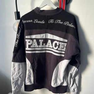 Palace sweatshirt  - Säljer min fina Palace tröja. Mycket fint skick, använd enbart ett fåtal gångar men det var några år sedan.  Storleken M men är ganska oversized så passar även L. Fungerar både för Dam och Herr.