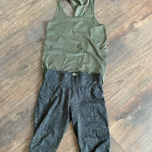 Grönt träningsset från Newbody - Säljer ett tränings set från newbody. Byxorna (strl M) är väldigt bekväma och stretchiga, och fortfarande i väldigt gott skick trots att de är välanvända. Linnet har tyvärr ingen lapp kvar, men skulle säga att de är storlek S/M. Inte använt linnet lika mycket som byxorna, men skulle säga att linnet är i nyskick (utöver att lappen är bortklippt). Säljes helst tillsammans, men vid diskussion kan jag även sälja dem separat. 