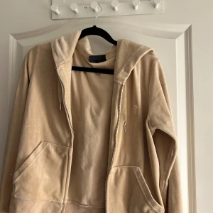 Juicy set - Juicyset i färgen beige. Byxor och kofta säljs ihop och båda är i storlek S. Använt men i väldigt fint skick!!🥹  Nypris: 2 498kr 