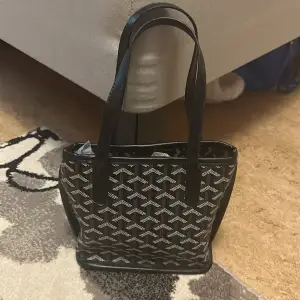 Goyard inspirerad mini väska, aldrig använd. Kan mötas upp i Stockholm annars står ni själva för frakten 💕