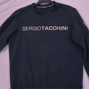 sergio tacchini - säljer här en unik sergio tacchini tröja materialet är skön och varm perfekt för vintern eller kalla kvällar skicket är 8/10 priset kan sänkas vid snabb affär