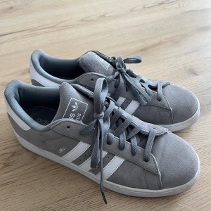 Adidas campus 02s - Grå adidas campus skor i modell 02. Som nya och väldigt sparsamt använda! Endast lite smutsiga vid sulan. Storlek 44. Nypris är 1145 kr☺️
