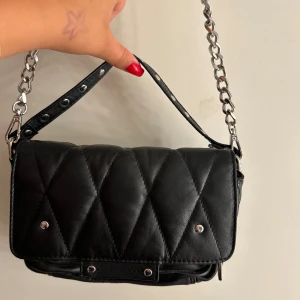 Núnoo väska - Superfin liten väska från Núnoo i väldigt bra skick. Väskan är använd ett fåtal gånger. Nypris ca 800kr