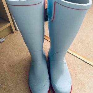 Regnstövlar från Didrikssons ,Helt nya💫 - Regnstövlar från Didrikssons ,Helt nya💫 	•	Märke: Didrikssons 	•	Storlek: 38 	•	Färg: Ljusblå med röd sula 	•	Pris: 150 kr  Perfekta för regniga dagar och mycket snygga! 