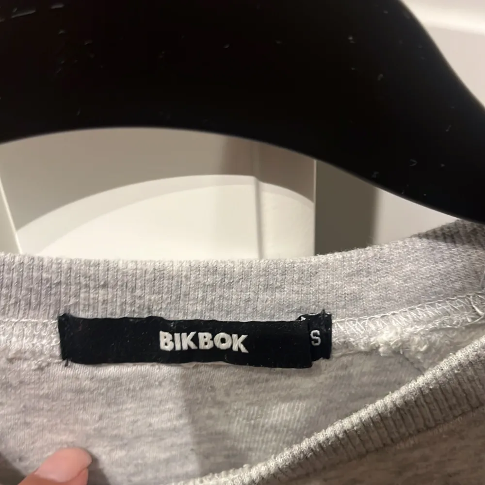 Ljusgrå sweatshirt i storlek S från BikBok . Hoodies.