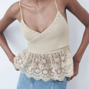 Stickad Zara topp med spets - Populär topp från Zara som är slutsåld på hemsidan! Aldrig använd endast provad en gång, lappen kvar. 💗💗