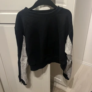 Svart sweatshirt  - Svart sweatshirt med grå insidor av ärmarna. Storlek M från Bik Bok.