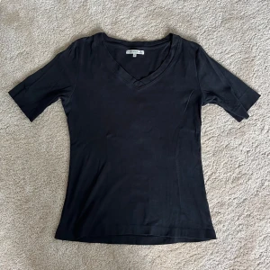 Svart t shirt <3 - Svart t shirt i lite tjockare material🫶🏻det står storlek L men passar mig som är en S💕ifrån flash, i fint skick!! Använd gärna köp nu 💌