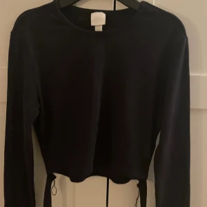 Långärmad knyttopp - Kort långärmad knyttopp som man kan knyta fram eller bak, jättebra skick 💕