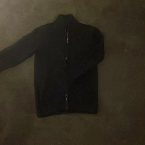 Dobber fullzip  - Säljer nu denna fina dobber full zipen! Tröjan är köpt för ca 6 månader sedan men är knappast använd så den är i riktigt bra skick! (Nypris 800kr) Tänker ungefär 300kr. Hör gärna av er för mer frågor!😁