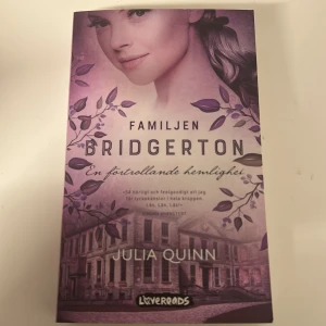 Familjen bridgerton - en förtrollande helighet av Julia quinn  - Denna boken är en del av bridgerton familjens serie. Denna handlar om Benedicts och Sophie becketts historia.