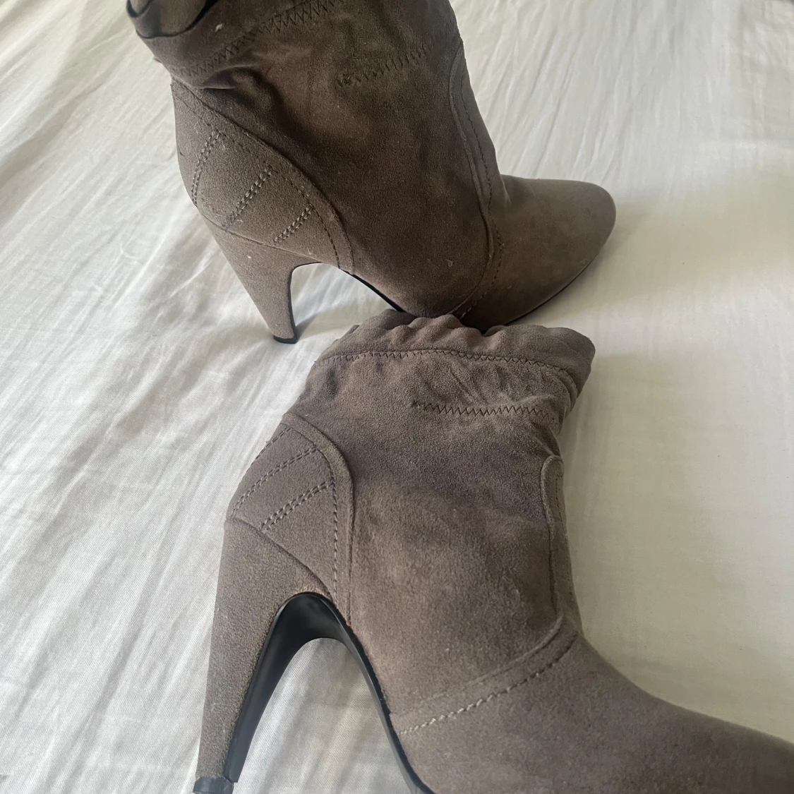 Gråa stövletter i mocka