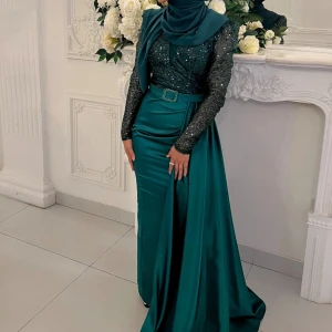 Festklänning - En underbar balklänning som har eleganta design. Perfekt för speciella tillfällen då du vill stråla, den har fint grön färg säljer för att den inte kommer till användning