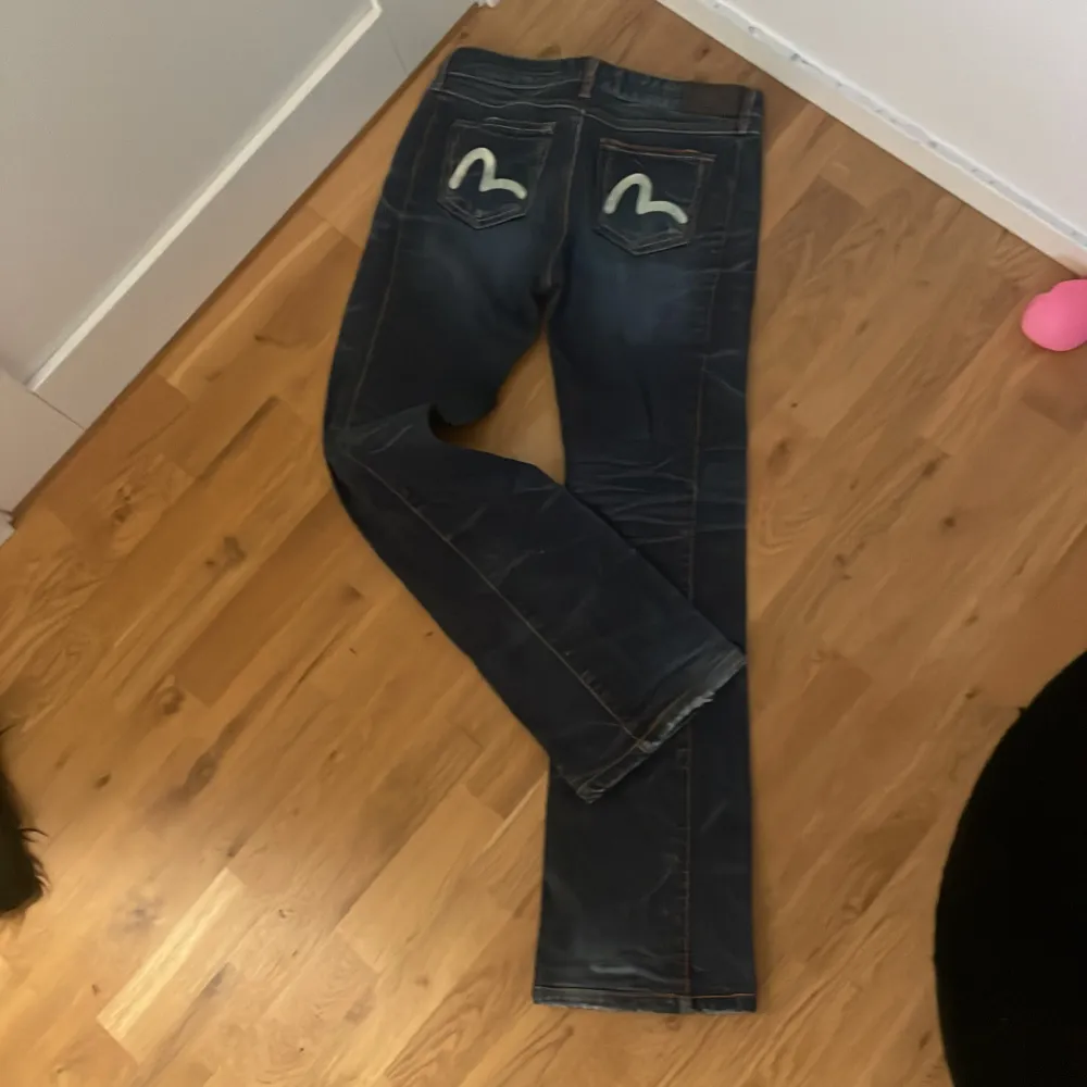 bootcut evisu jeans! säljs på grund av att dom inte riktigt passar o inte används. tveka inte att fråga om mått, fler bilder osv!  det står ”size : 029” dom är förstora för mig som brukar ha 26/27/28 i waist om dom ska vara tajta. köpte för 799kr. Jeans & Byxor.