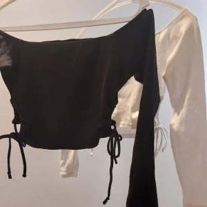 Toppar - Säljer dessa off shoulder toppar som man kan knyta på sidorna 🫶🏼 säljer en för 80 och båda för 140