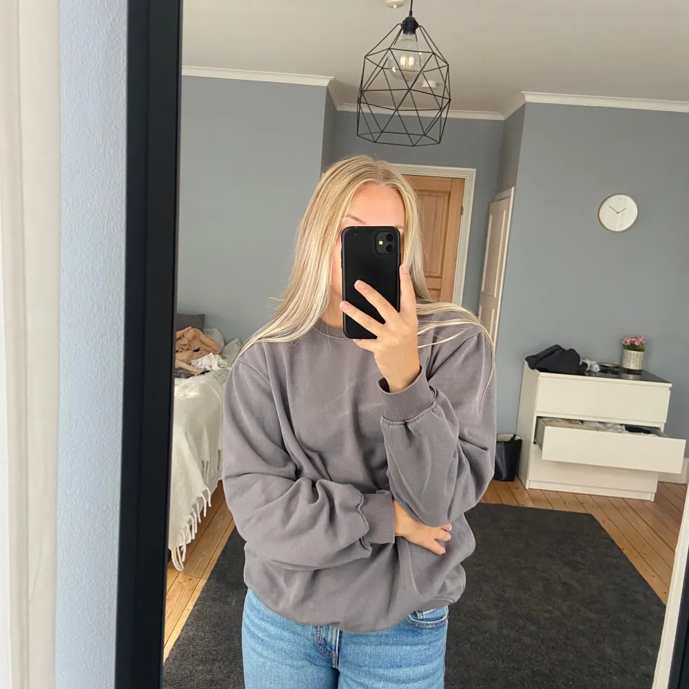 En grå/blå oversized vintage sweatshirt. Storlek S i herrstorlek. Solblekt. . Hoodies.