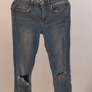 Jeans - Säljer dessa strechiga jeans med hål på knäna från Gina Tricot använt ett par gånger bra skick