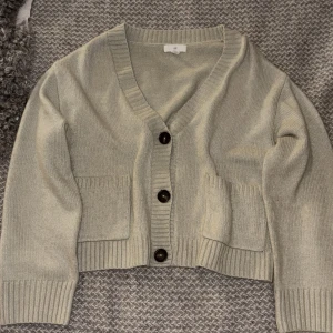 Stickad kofta - Så söt stickad kofta från h&m🥰💞Den är lite oversized och i en fin grön/beige färg😍