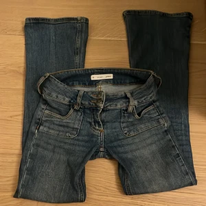Low Waist jeans  - Säljer ett par snygga blå jeans från Subdued köpta för 800kr i storlek 38 (små i storlekarna) så skulle säga att de passar 34 typ.De är i bra skick men säljer pga att de börjar bli lite korta! Pris kan diskuteras!