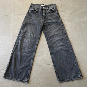 Zara jeans, storlek 11-12 cm152🫶🏻 - Säljer skit snygga zara jeans för 120 sek🫶🏻 Har små naturliga silvriga nitar på och naturligt slitande från företaget zara 🫶🏻💗 fint skick 😍” inga nitar av ” pris kan diskuteras 🫶🏻frakt 0 kr😍