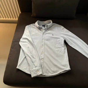 Ralph Lauren Skjorta  - Säljer den här riktigt snygga skjortan från Polo Ralph Lauren. Materialet är väldigt bekvämt och skicket är 9/10. Nypris 1100kr, mitt pris 449kr. Skriv vid minsta fundering!👌