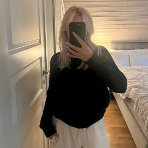 Svart stickad tröja i S - Säljer min svarta stickade tröja. Lite liten i storleken. Det står s, skulle säga att det är xs. Har aldrig använt denna