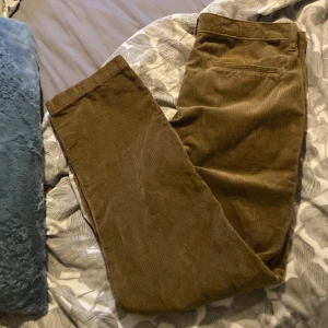 Bruna manchesterbyxor - Säljer ett par snygga bruna manchesterbyxor. De är riktigt sköna och perfekta för höst och vinter. Byxorna har en normal passform och är midwaist. Perfekta för en avslappnad men ändå stilren look. Passar både till vardags och lite finare tillfällen.