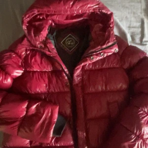 Mörk röd jacka - Säljer min jacka då den inte anstånds längre finns ett litet hål på ena armen som är sytt som inte syns så mycket men annars är den i bra skick 