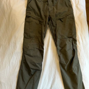 Jamtli vandringbyxa - Oanvända Vandringsbyxor från Lundhags. Nypris 1895. Säljes då jag tycker Fjällrävens modeller passar mig bättre. Nyskick.