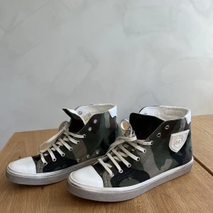 Saint Laurent BEDFORD - Säljer nu ett par helt nya Saint Laurent skor, som är köpta i Italien. Vi köp medföljer dust bag till båda skorna, sko kartong och även ett par nya skosnören. Pm för mer bilder. Ordinarie pris 6000kr Mitt pris 2900kr Priset kan diskuteras vi snabb affär!