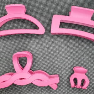 Set med rosa hårklämmor - 4st (grymt snygga) - Säljer ett set med fyra olika rosa hårklämmor. De är i olika former och storlekar, perfekt för att matcha olika frisyrer och stilar. Klämmorna är gjorda av plast och har en stark fjädermekanism som håller håret på plats hela dagen. Perfekt för både vardag och fest!