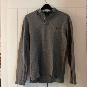 Ralph lauren tröja  - En riktigt snygg långärmad piké från Ralph Lauren perfekt till hösten. Köpt för ca 1500 och säljer nu för 450. Tröjan är i mycket fint skick utan defekter. Tröjan passar även S/liten M. Vid frågor är det bara att skriva, jag svarar så snabbt jag kan🙌