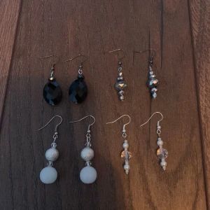 Örhängen - Säljer fyra par örhängen för 30kr/st och alla för 100🤍 Har gjort dom själv och dom är aldrig använda. Köparen står för frakt🤍 Skriv vid frågor💬