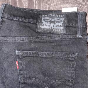 Levis jeans i sådär skick trasig dragkedja på gylfen men går säkert att fixa. Säljer för 75kr, skriv för minsta fundering 