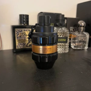 Spicebomb Extreme  - En parfym som är ungefär 30-40ml kvar av 50 rätt mycket har avdunstat eftersom den inte har kork. Tyckte inte om doften efter att blind buya den därför säljer jag den. nypris 1189kr👑🤩