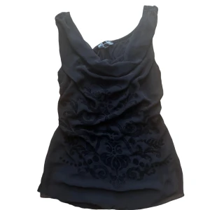 y2k vintage mesh topp - fin tröja med mesh detalj fram. Ryschad. Passar en storlek XS eller S bäst. 🩷