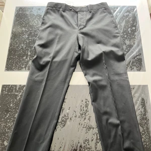 Svart kostymbyxa i ett fantastiskt skick - 10/10 skick, använd endast 1 gång, Storlek S, herrmodell, Italienskt märke (osäker på namnet)