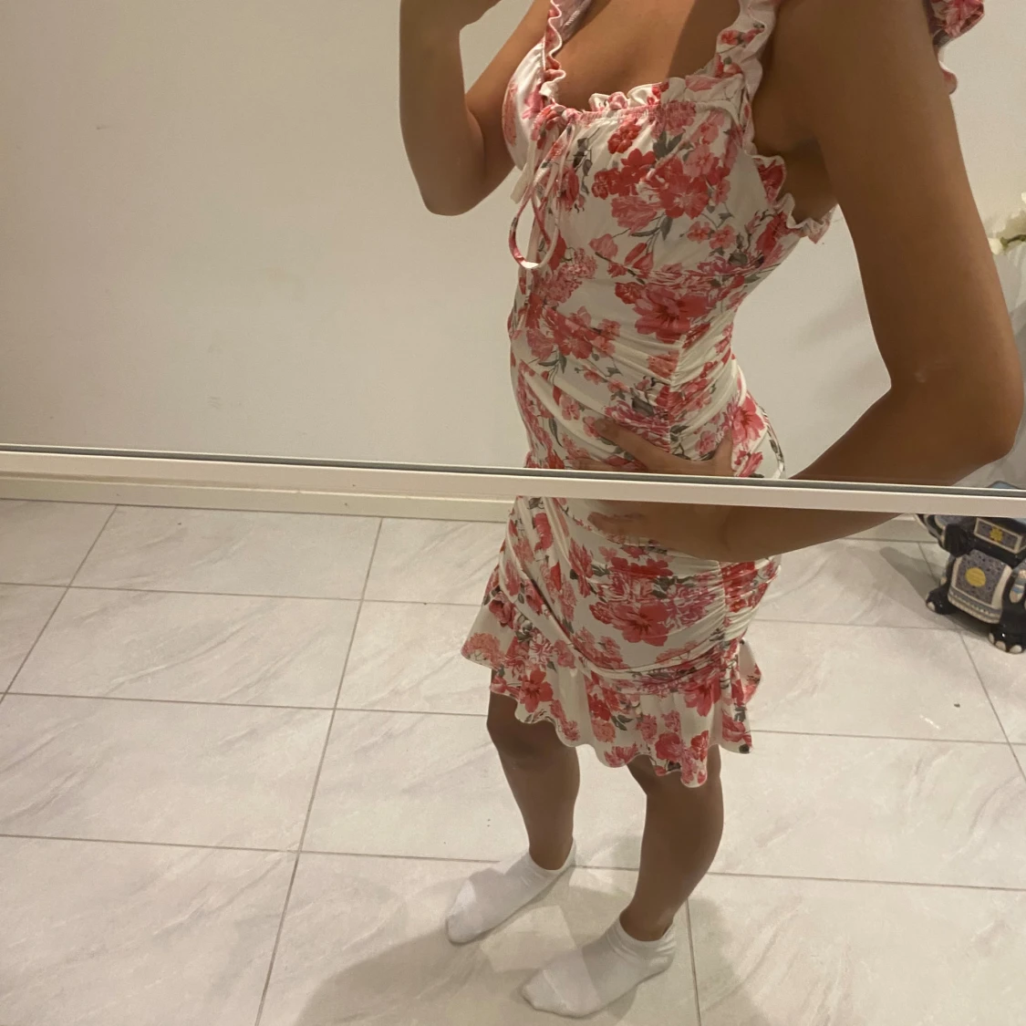 Blommig klänning med volangdetaljer - 92