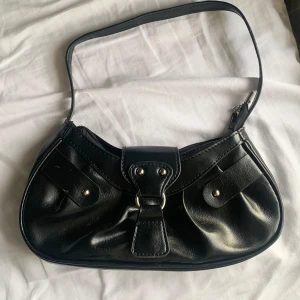 Svart axelväska - En svart vintage axelväska med en stilren design. Köpt på shein