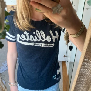 Hollister t-shirt  - Jättesnygg t-shirt! Ganska använd men fof i bra skick!💘