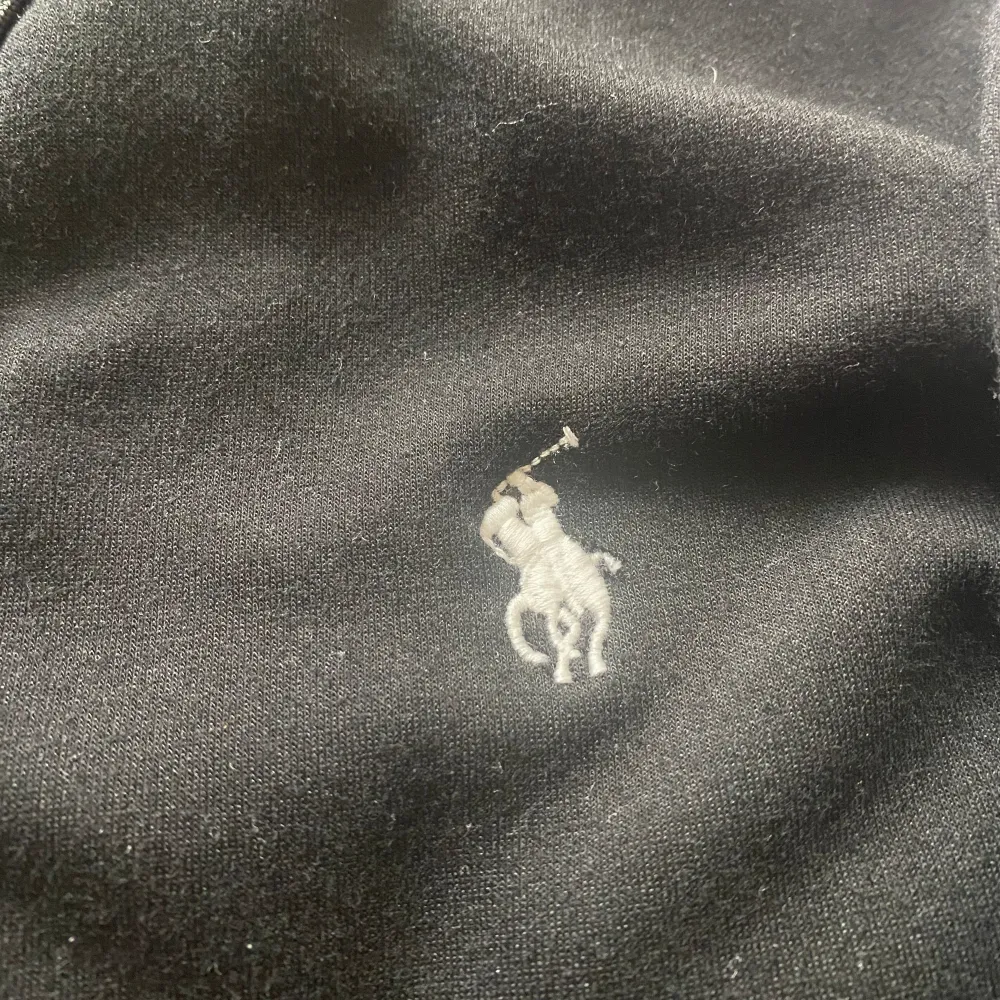 Svart polo zip-up hoodie, helt ren, inget fel på den, tar byten. Hoodies.