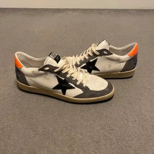 Golden goose skor - Säljer ett par golden goose ballstar i riktigt bra skick (9/10). Nypris ligger på cirka 4500kr. Skriv om ni har några frågor 🙌